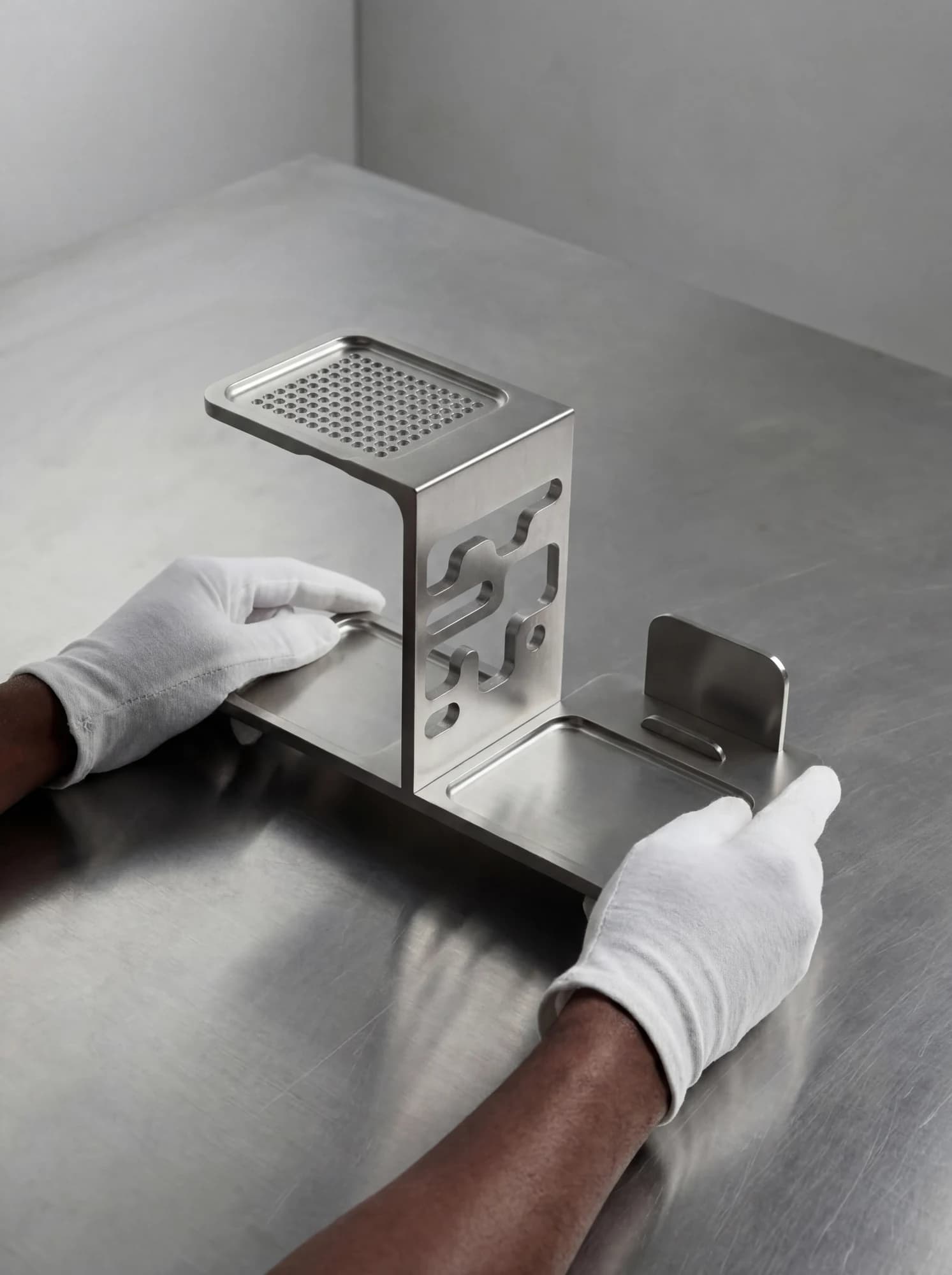 Desk organizer handling and scale visualization
